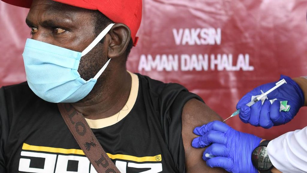 Potret Vaksinasi Warga di Timur Indonesia
