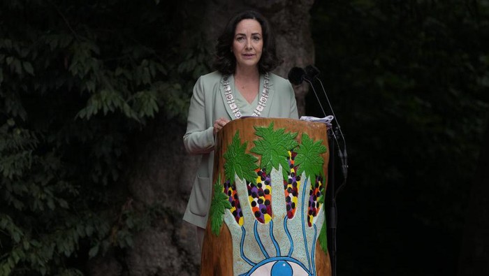 Wali Kota Amsterdam, Femke Halsema, meminta maaf atas tugas kotanya dalam perbudakan di masa lalu Mayor Femke Halsema apologized for the involvement of the citys rulers in the slave trade during a nationally televised annual ceremony in Amsterdam, Netherlands, Thursday, July 1, 2021, marking the abolition of slavery in its colonies in Suriname and the Dutch Antilles on July 1, 1863. The anniversary is now known as Keti Koti, which means Chains Broken. Debate about Amsterdams involvement in the slave trade has been going on for years and gained attention last year amid the global reckoning with racial injustice that followed the death of George Floyd in Minneapolis last year. (AP Photo/Peter Dejong)
