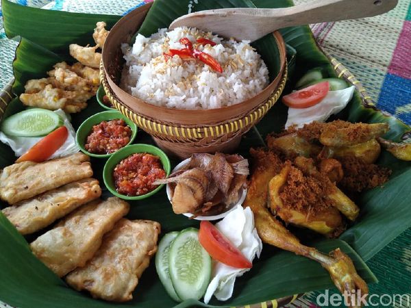 Seru! Bersantap Nasi Liwet di Saung Tradisional Sambil Mancing Ikan