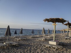 Berkaca ke Yunani, RI Enggak Usah Buru-buru  Undang Turis Asing deh