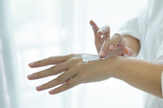 Applying Body Lotion (Pict : Freepik.com/jcomp)