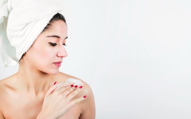 Applying Body Moisturizer (Pict : Freepik.com/freepik)