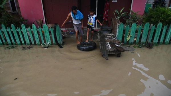 Banjir Rendam Permukiman di Kampung Baru Palu