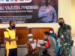 Bapak Angkat Presiden Jokowi di Aceh Divaksin COVID di Polres Bener Meriah