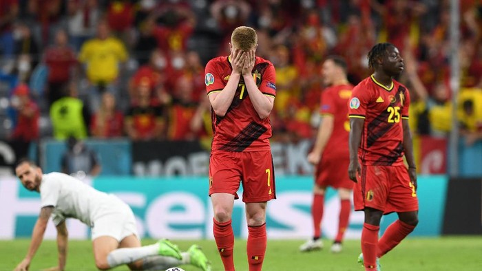 MUNICH, GERMANY - JULY 02: Kevin De Bruyne of Belgium looks dejected during the UEFA Euro 2020 Championship Quarter-final match between Belgium and Italy at Football Arena Munich on July 02, 2021 in Munich, Germany. (Photo by Christof Stache - Pool/Getty Images)