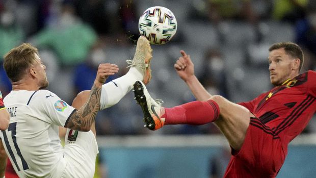 Italy's Ciro Immobile, left, and Belgium's Jan Vertonghen challenge for the ball during the Euro 2020 soccer championship quarterfinal match between Belgium and Italy at the Allianz Arena stadium in Munich, Germany, Friday, July 2, 2021. (AP Photo/Matthias Schrader, Pool)