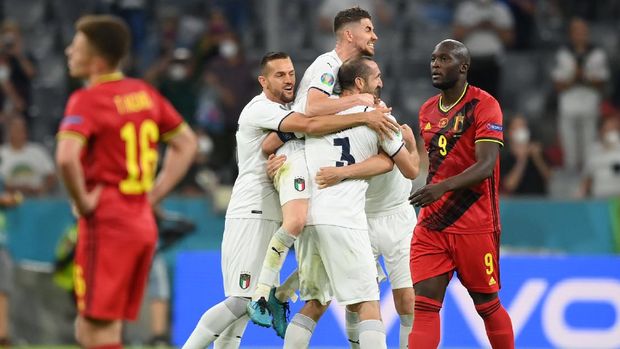 Soccer Football - Euro 2020 - Quarter Final - Belgium v Italy - Football Arena Munich, Munich, Germany - July 2, 2021 Belgium's Romelu Lukaku looks dejected as Italy players celebrate Pool via REUTERS/Matthias Hangst