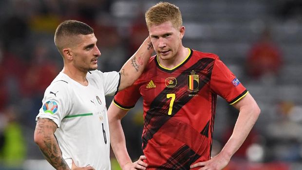 Soccer Football - Euro 2020 - Quarter Final - Belgium v Italy - Football Arena Munich, Munich, Germany - July 2, 2021 Italy's Marco Verratti and Belgium's Kevin De Bruyne Pool via REUTERS/Christof Stache