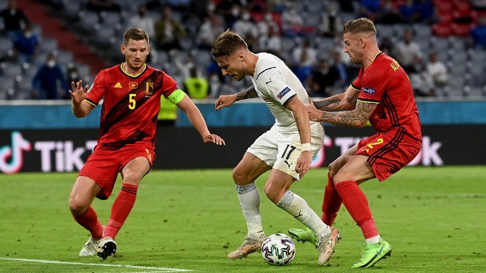 MUNICH, GERMANY - JULY 02: Ciro Immobile of Italy battles for possession with Jan Vertonghen and Toby Alderweireld of Belgium during the UEFA Euro 2020 Championship Quarter-final match between Belgium and Italy at Football Arena Munich on July 02, 2021 in Munich, Germany. (Photo by Christof Stache - Pool/Getty Images)