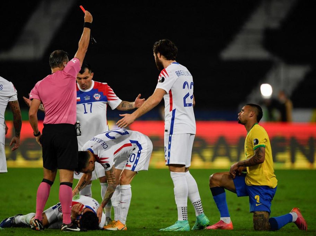 Gabriel Jesus (kanan bawah) dikartu merah usai melanggar Eugenio Mena di laga perempatfinal Copa America 2021 antara Brasil vs Chile di Stadion Nilton Santos, Sabtu (3/7) pagi WIB. (Foto: MAURO PIMENTEL/AFP)