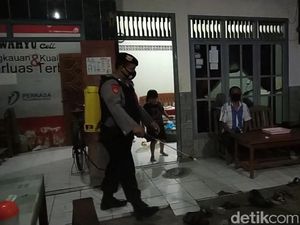 PPKM Darurat, Petugas Semprot Warga yang Nekat Nongkrong di Rembang