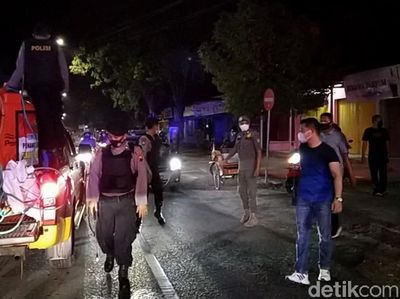 Bubar! Warga Nongkrong Disemprot Disinfektan
