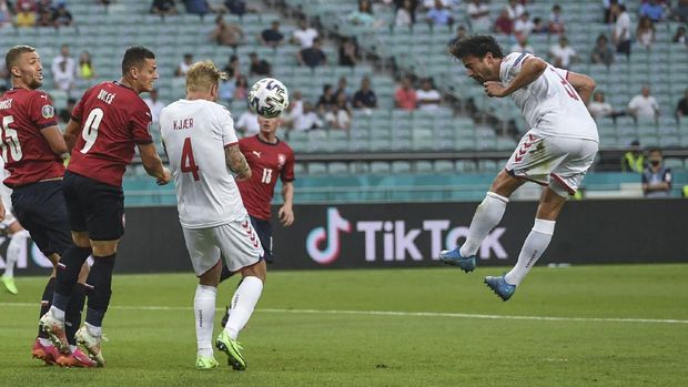 Denmark's Thomas Delaney, right, scores his side's opening goal during the Euro 2020 soccer championship quarterfinal match between Czech Republic and Denmark, at the Olympic stadium in Baku, Saturday, July 3, 2021. (Ozan Kose, Pool via AP)