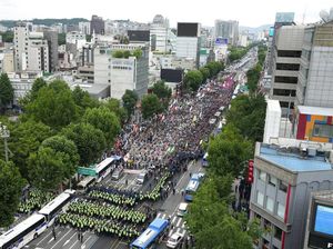 Demo Ribuan Buruh Korsel di Tengah Lonjakan COVID-19