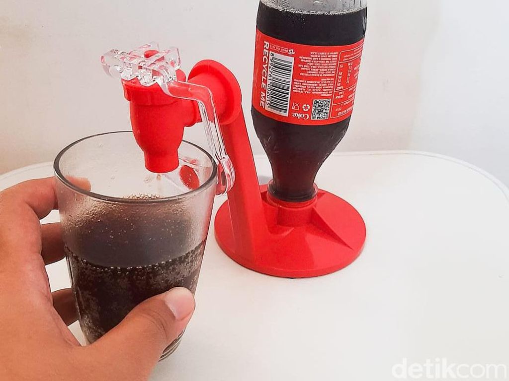Praktis Banget! Dispenser Cola Mini Ini Bisa Masuk ke Lubang Botol