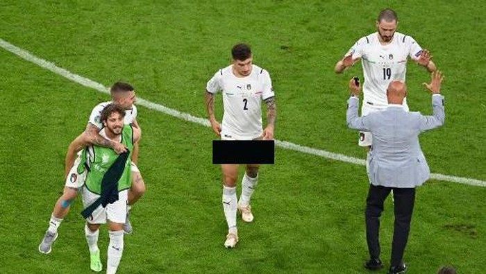 Italys defender Giovanni Di Lorenzo (C) leaves the pitch with team-mates after swapping his shorts with another at the end of the UEFA EURO 2020 quarter-final football match between Belgium and Italy at the Allianz Arena in Munich on July 2, 2021.