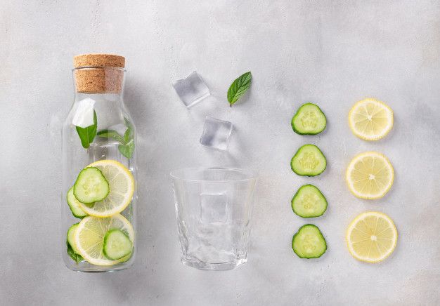 Infused water timun daun mint lemon untuk menjaga imunitas agar tidak rentang terserang virus/foto:freepik.com