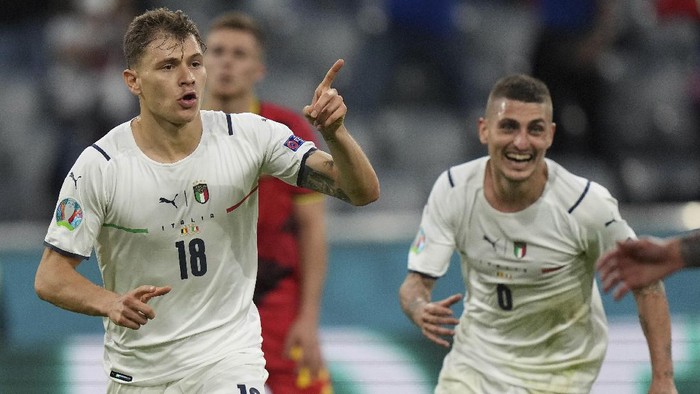 Italys Nicolo Barella, left, and Italys Marco Verratti celebrate scoring the opening goal during the Euro 2020 soccer championship quarterfinal match between Belgium and Italy at the Allianz Arena stadium in Munich, Germany, Friday, July 2, 2021. (AP Photo/Matthias Schrader, Pool)