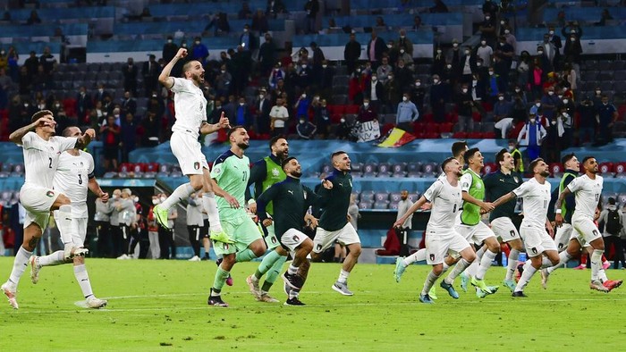 Italy players celebrate after winning the Euro 2020 soccer championship quarterfinal match between Belgium and Italy at at the Allianz Arena in Munich, Germany, Friday, July 2, 2021. (AP Photo/Philipp Guelland, Pool Photo via AP)