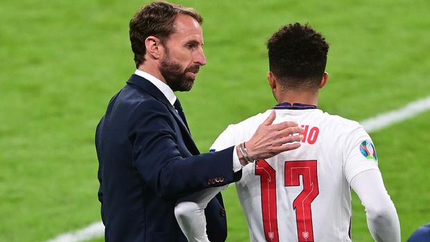 Soccer Football - Euro 2020 - Group D - Czech Republic v England - Wembley Stadium, London, Britain - June 22, 2021 England's Jadon Sancho with manager Gareth Southgate as he gets ready to come on as a substitute Pool via REUTERS/Neil Hall