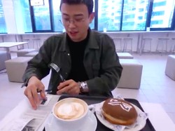 Jang Hansol Main ke Kafe Gedung Agensi BLACKPINK, Ini Menunya!