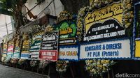 Karangan Bunga Berjejer di Rumah Rachmawati Soekarnoputri