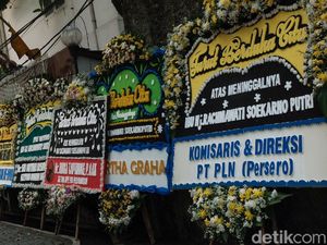 Karangan Bunga Berjejer di Rumah Rachmawati Soekarnoputri