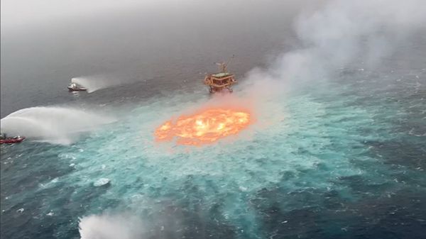 Foto Mata Api di Tengah Laut Meksiko