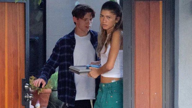 Kepergok Ciuman di Dalam Mobil, Tom Holland dan Zendaya Pacaran?