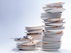 Bikin Kesal! Pengantin Ini Paksa Tamu Undangan Cuci Piring Sendiri