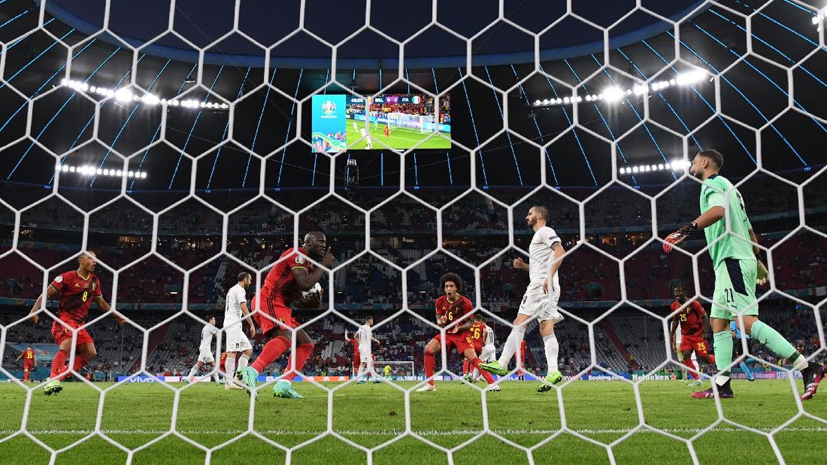 Italia Singkirkan Belgia: Isyarat Sstt Lukaku pada Donnarumma. (Foto: Getty Images/Matthias Hangst)