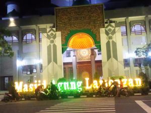 Hanya Kumandangkan Azan, Masjid Agung Lamongan Ditutup Selama PPKM Darurat