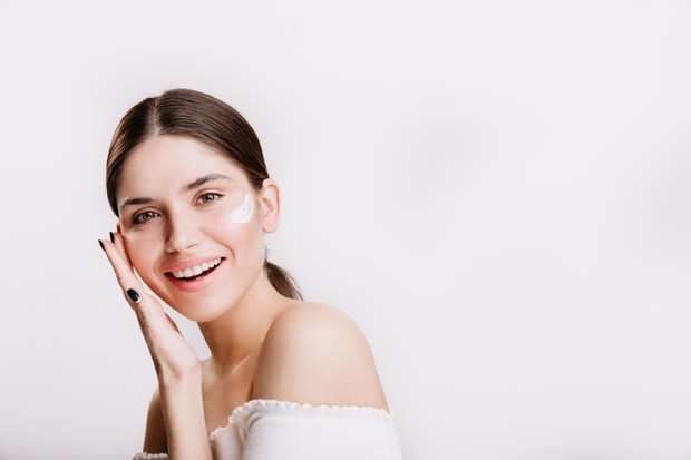 Memakai primer sebelum foundation