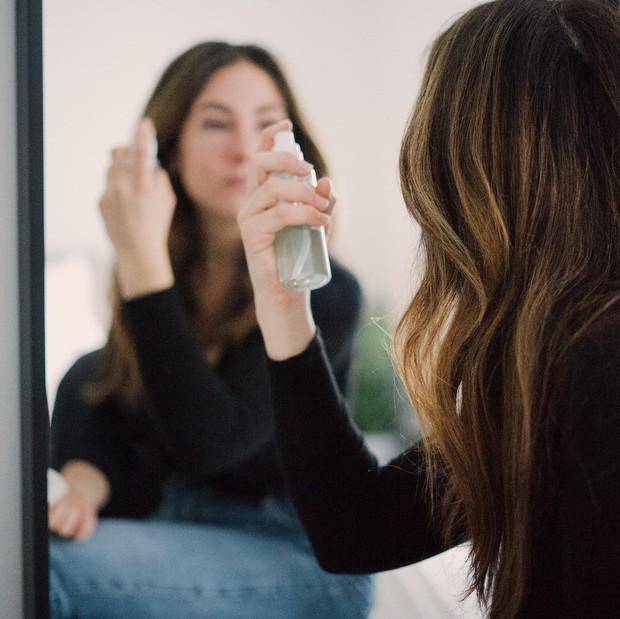Mengunci foundation dengan setting spray