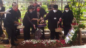 Momen Pemakaman Rachmawati Soekarnoputri di TPU Karet Bivak