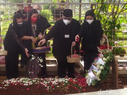Doa dan Penghormatan Terakhir di Pusara Rachmawati Soekarnoputri
