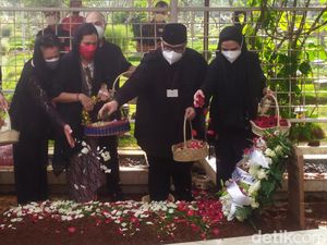 Doa dan Penghormatan Terakhir di Pusara Rachmawati Soekarnoputri Doa dan Penghormatan Terakhir di Pusara Rachmawati Soekarnoputri