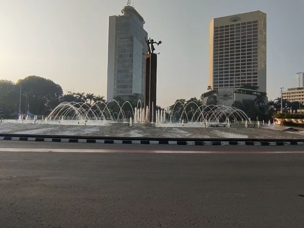 Bundaran HI Sepi Warga Olahraga dan Pesepeda di Minggu Pagi Bundaran HI Sepi Warga Olahraga dan Pesepeda di Minggu Pagi