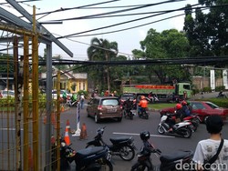 Duh Bandel! Warga Melawan Arus Imbas Penyekatan PPKM Darurat Bintaro