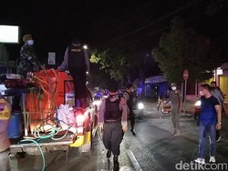 Bubar! Petugas Semprot Warga Nongkrong Lampaui Batas Waktu di Rembang