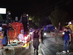 Bubar! Petugas Semprot Warga Nongkrong Lampaui Batas Waktu di Rembang Bubar! Petugas Semprot Warga Nongkrong Lampaui Batas Waktu di Rembang