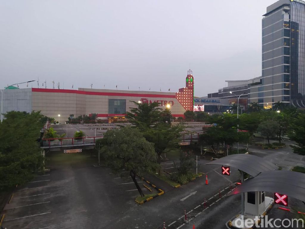 PPKM Darurat: Pondok Indah Mall Tutup, Ojol-ojol Sibuk Layani Take Away PPKM Darurat: Pondok Indah Mall Tutup, Ojol-ojol Sibuk Layani Take Away