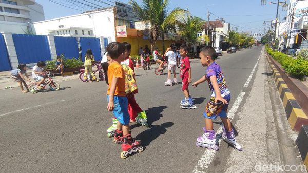 PPKM Darurat Bikin Jalur Protokol Cianjur Jadi Lahan Bermain Anak