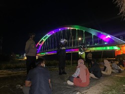 Petugas Bubarkan Pengunjung di Taman Bojonegoro Saat PPKM Darurat, 2 Positif