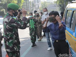 PPKM Darurat di Bandung, Petugas Bagikan Masker