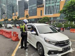 Pelanggar PPKM Darurat Rayu Petugas Saat Terjaring Penyekatan di Bundaran Waru