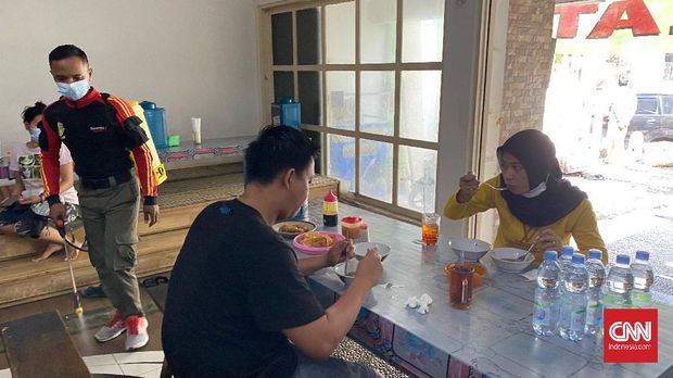 Petugas Satpol PP Semarang semprotkan desinfektan ke warung makan yang terima pengunjung makan di tempat