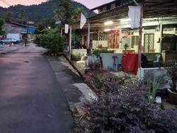 Warga Malaysia Kibarkan Bendera Putih di Rumah Tanda Kelaparan