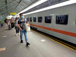Daop 8 Batalkan 17 Perjalanan KA Saat PPKM Darurat