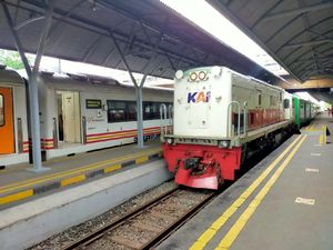 Semua Penumpang Kereta Jarak Jauh hingga Lokal di Daop 8 Surabaya Wajib Vaksin Semua Penumpang Kereta Jarak Jauh hingga Lokal di Daop 8 Surabaya Wajib Vaksin